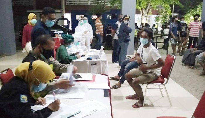 Wali Kota Eri Gelar Swab Hunter Serentak di 31 Kecamatan Wali Kota Eri Gelar Swab Hunter Serentak di 31 Kecamatan