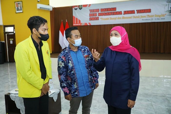 Gubernur Khofifah Ajak Kolaborasi Mahasiswa di Bidang Ekonomi dan Energi Terbarukan Gubernur Khofifah Ajak Kolaborasi Mahasiswa di Bidang Ekonomi dan Energi Terbarukan