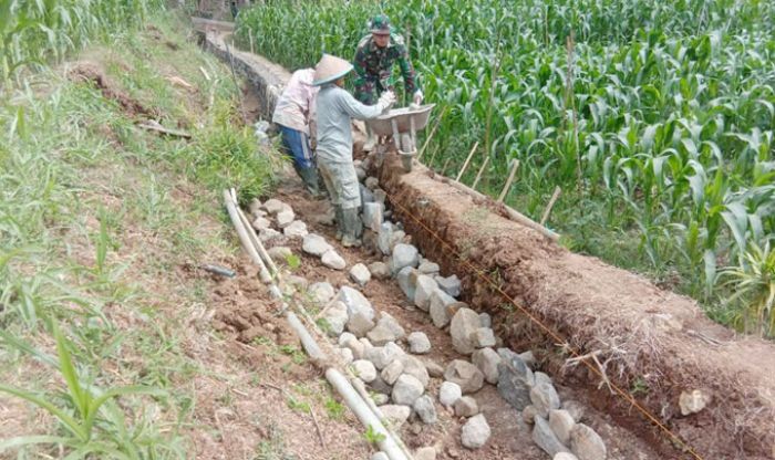 Lancarkan Air ke Kebun Jagung, Satgas TMMD 106 Bangun Plengsengan Irigasi Lancarkan Air ke Kebun Jagung, Satgas TMMD 106 Bangun Plengsengan Irigasi