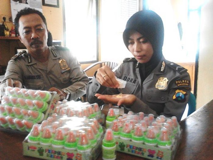 Razia Jajanan, Polsek Banyuwangi Temukan Permen Dot yang Terindikasi Narkoba Razia Jajanan, Polsek Banyuwangi Temukan Permen Dot yang Terindikasi Narkoba