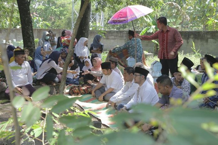 Ziarah ke Makam Leluhur di Nganjuk, Emil Dardak Diantar Ratusan Warga Ziarah ke Makam Leluhur di Nganjuk, Emil Dardak Diantar Ratusan Warga