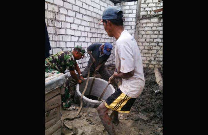 Koramil Benowo Bantu Bangunkan Jamban untuk Warga Sememi