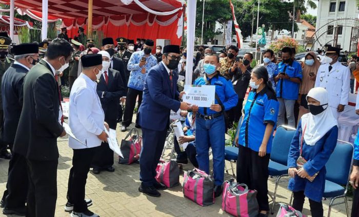 Momen Sumpah Pemuda, Penyandang Disabilitas di Tuban Terima Modal Usaha dari Baznas Jatim Momen Sumpah Pemuda, Penyandang Disabilitas di Tuban Terima Modal Usaha dari Baznas Jatim