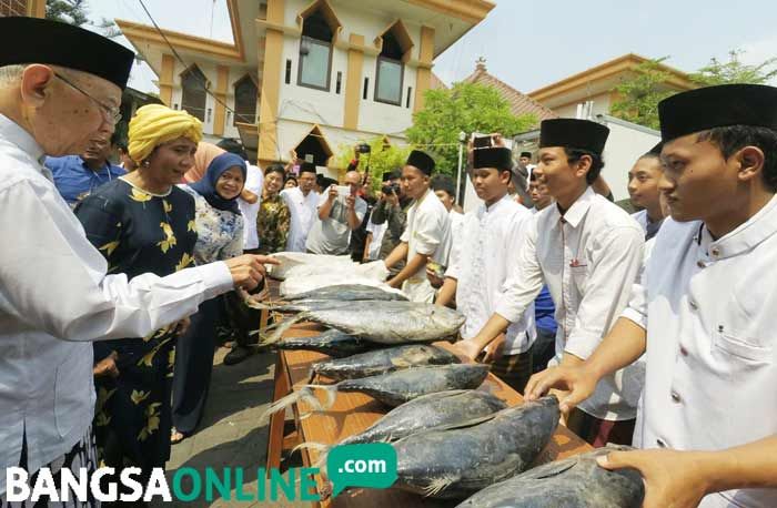 Menteri Kelautan dan Perikanan Kembali Kunjungi Pesantren Tebuireng, Bawa 5 Ton Ikan Tuna Menteri Kelautan dan Perikanan Kembali Kunjungi Pesantren Tebuireng, Bawa 5 Ton Ikan Tuna