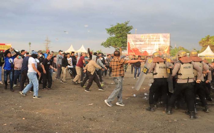 Pendemo Pilkada Berhasil Dihalau, Polisi Tangkap Provokator, Korban Berjatuhan Dievakuasi Pendemo Pilkada Berhasil Dihalau, Polisi Tangkap Provokator, Korban Berjatuhan Dievakuasi