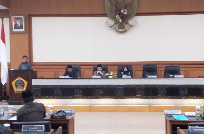 Dikejar Deadline Pencairan Anggaran, DPRD Gresik Ramai-Ramai Kunker Tuntaskan 9 Raperda Dikejar Deadline Pencairan Anggaran, DPRD Gresik Ramai-Ramai Kunker Tuntaskan 9 Raperda
