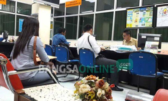 Akhir Tahun, Pengurus Izin di BPPM Gresik Masih Membeludak Akhir Tahun, Pengurus Izin di BPPM Gresik Masih Membeludak