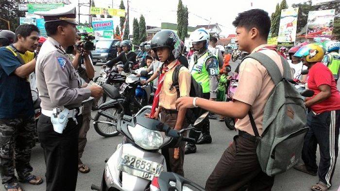 Terjaring Operasi Patuh, Pelajar Dihukum Baca Pancasila