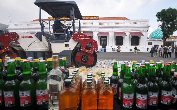 4.696 Botol Miras Hasil Operasi Pekat Semeru 2021 Dimusnahkan Polrestabes Surabaya 4.696 Botol Miras Hasil Operasi Pekat Semeru 2021 Dimusnahkan Polrestabes Surabaya