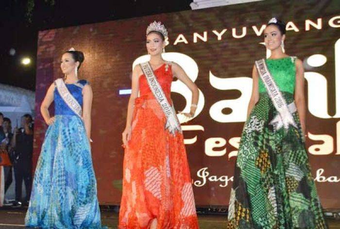 Meski Hujan, Putri Indonesia Kezia Roslin Tetap Tampil di Fashion Show Banywangi Batik Festival 2016 Meski Hujan, Putri Indonesia Kezia Roslin Tetap Tampil di Fashion Show Banywangi Batik Festival 2016