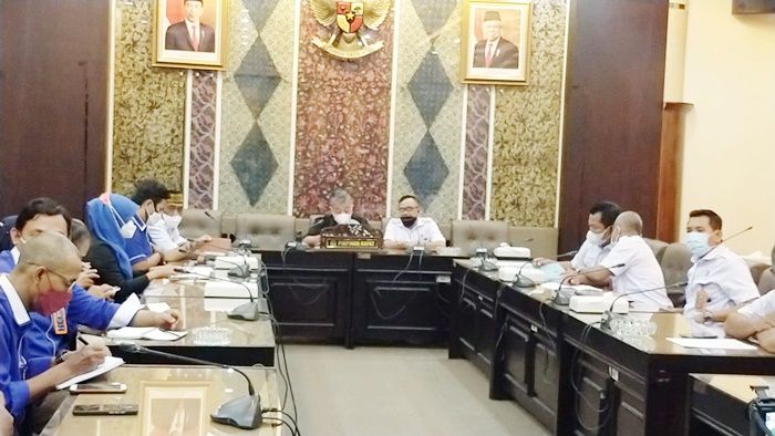Buruh Pabrik Rokok Temui Ketua DPRD Jatim, Minta Kejelasan Dana Bagi Hasil Cukai Hasil Tembakau Buruh Pabrik Rokok Temui Ketua DPRD Jatim, Minta Kejelasan Dana Bagi Hasil Cukai Hasil Tembakau