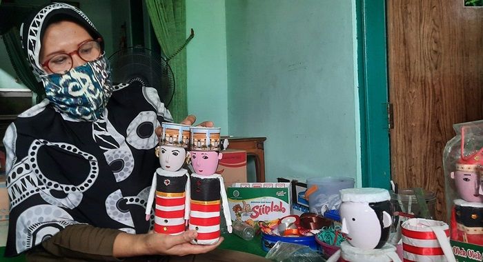 Nasib Perajin Suvenir dari Botol Minuman Bekas di Tengah Pandemi Nasib Perajin Suvenir dari Botol Minuman Bekas di Tengah Pandemi