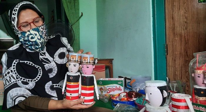 ​Nasib Perajin Suvenir dari Botol Minuman Bekas di Tengah Pandemi