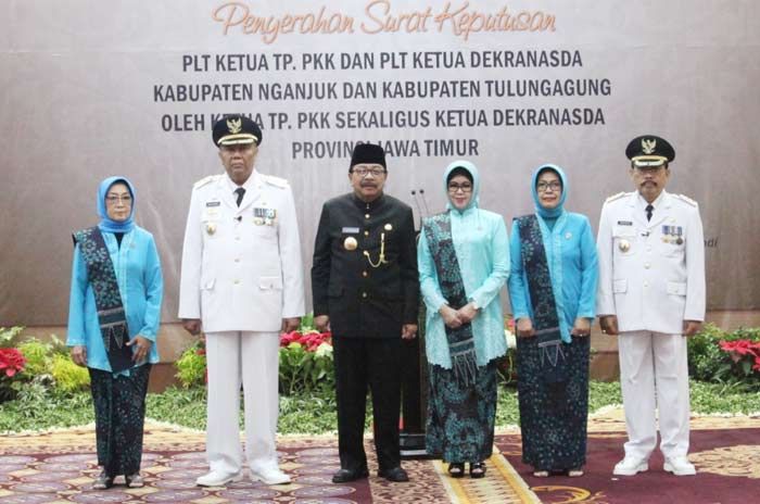 Lantik Pj Bupati Nganjuk dan Trenggalek, Pakde Karwo: Sekda Jangan Berpolitik Lantik Pj Bupati Nganjuk dan Trenggalek, Pakde Karwo: Sekda Jangan Berpolitik