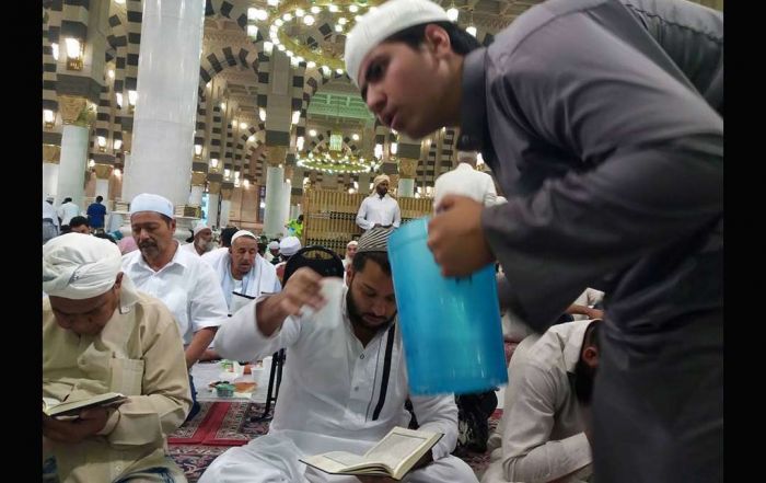 Takjil Gratis di Masjid Nabawi, Menu di Luar Mewah, di Dalam Sederhana Takjil Gratis di Masjid Nabawi, Menu di Luar Mewah, di Dalam Sederhana