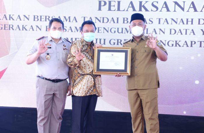 Bupati Gresik Terima Penghargaan dari Menteri Agraria dan Tata Ruang