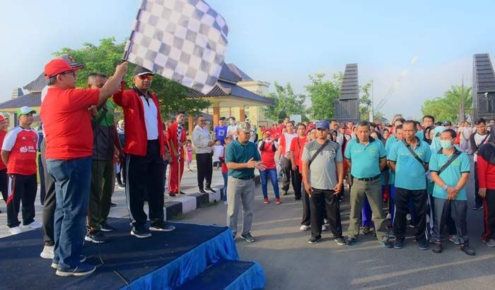 Peringatan May Day di Kabupaten Blitar Diisi Dengan Jalan Sehat Bersama Bupati Peringatan May Day di Kabupaten Blitar Diisi Dengan Jalan Sehat Bersama Bupati