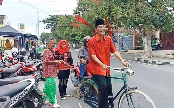 Kader PDIP Kota Blitar Bersepeda Ontel Daftar Jadi Calon Wawali Kader PDIP Kota Blitar Bersepeda Ontel Daftar Jadi Calon Wawali