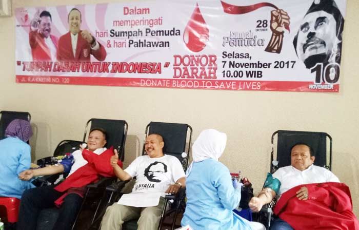 Hadiatmoko Ajak Kandidat Cagub Sumbangkan Darah di Kantor PKPI Jatim Hadiatmoko Ajak Kandidat Cagub Sumbangkan Darah di Kantor PKPI Jatim