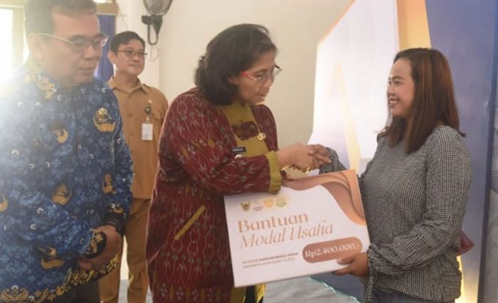 Pj Wali Kota Kediri Salurkan Bantuan Modal Usaha DBHCHT Tahun 2023 Tahap II Pj Wali Kota Kediri Salurkan Bantuan Modal Usaha DBHCHT Tahun 2023 Tahap II