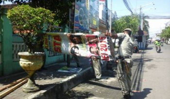 Reklame Tak Berijin di Kediri Dibredeli Satpol PP Reklame Tak Berijin di Kediri Dibredeli Satpol PP