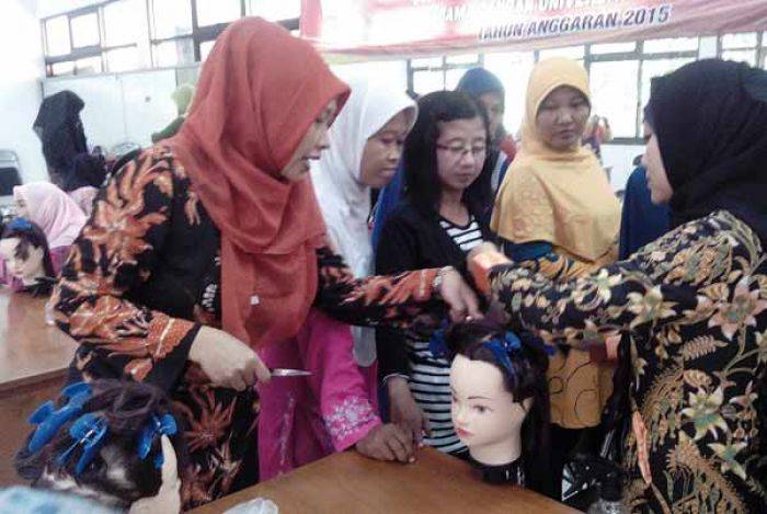 Ibu-Ibu di Gresik Dilatih Potong Rambut Untuk Tambah Penghasilan Ibu-Ibu di Gresik Dilatih Potong Rambut Untuk Tambah Penghasilan