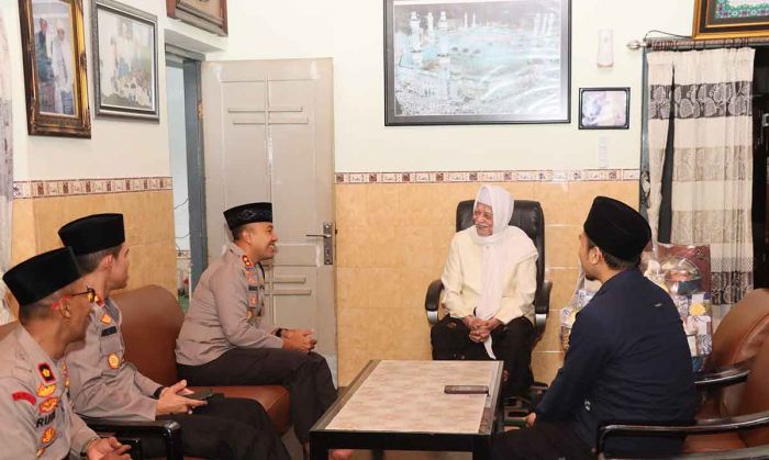 Kapolres Kediri Kota Silaturahmi ke Pondok Pesantren Lirboyo Kapolres Kediri Kota Silaturahmi ke Pondok Pesantren Lirboyo