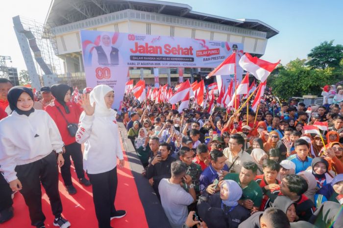 Jalan Sehat di Kota Kediri, Khofifah Tegaskan SMA Sederajat se-Jatim Bebas Pungli Jalan Sehat di Kota Kediri, Khofifah Tegaskan SMA Sederajat se-Jatim Bebas Pungli