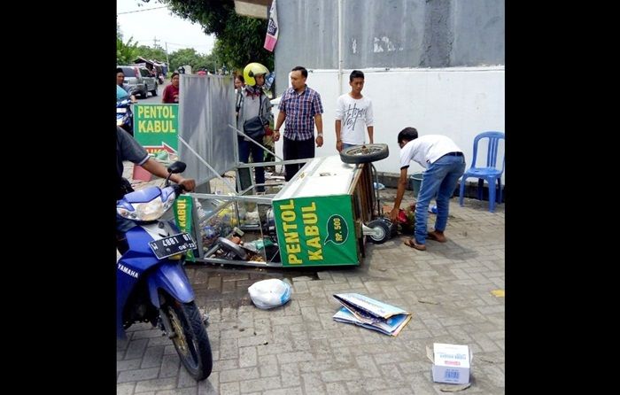 Pria Gondrong di Sidoarjo Mengamuk, Acak-acak Indomart hingga Gulingkan Rombong Pentol