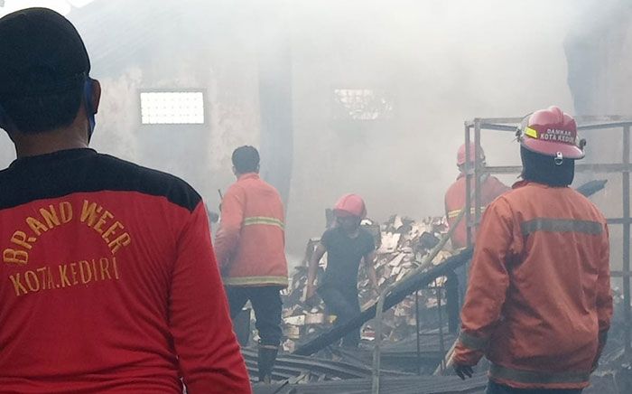 Rumahnya Dilalap Si Jago Merah, Warga Wates Kediri Merugi Rp500 Juta Rumahnya Dilalap Si Jago Merah, Warga Wates Kediri Merugi Rp500 Juta