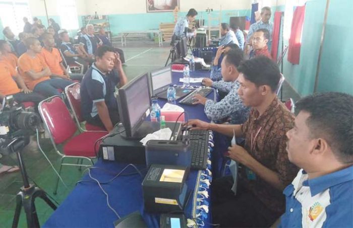 Datangi Lapas, Dispendukcapil Kota Blitar Rekam e-KTP Warga Binaan