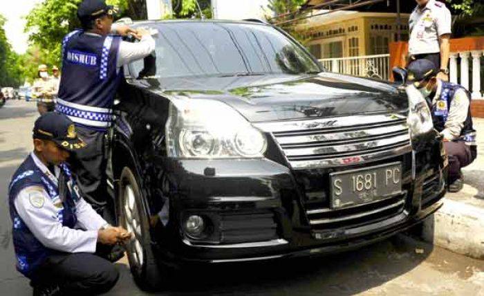 Parkir Sembarangan, 58 Mobil di Dharmawangsa Surabaya Ditilang dan Digembosi Parkir Sembarangan, 58 Mobil di Dharmawangsa Surabaya Ditilang dan Digembosi