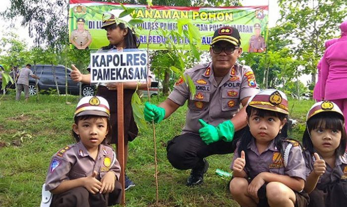 Peduli Lingkungan, Polres Pamekasan Tanam 1.000 Pohon