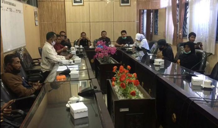 BLT DD Desa Lembengan Diduga Dipungli Oknum Petugas, Warga Penerima Hearing dengan DPRD Jember BLT DD Desa Lembengan Diduga Dipungli Oknum Petugas, Warga Penerima Hearing dengan DPRD Jember