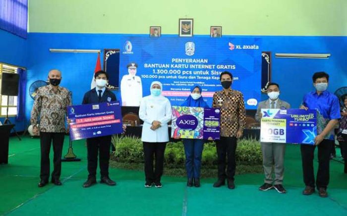 Gubernur Khofifah Bagikan 1,3 Juta Kartu Internet Gratis untuk Pelajar SMA, SMK, dan SLB Gubernur Khofifah Bagikan 1,3 Juta Kartu Internet Gratis untuk Pelajar SMA, SMK, dan SLB