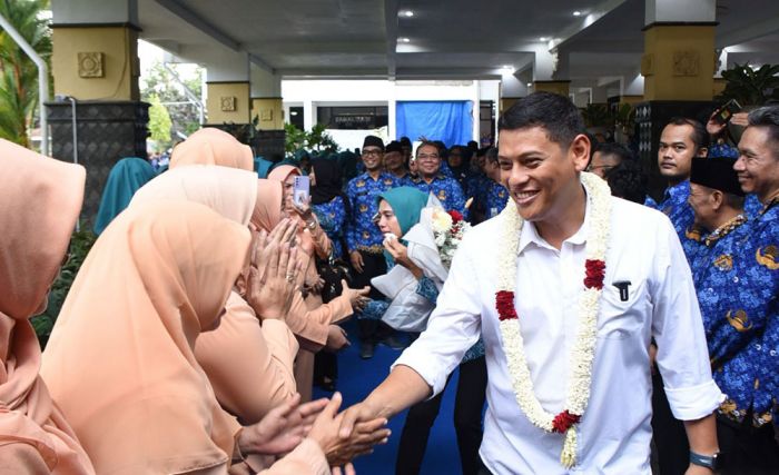 Hujan Iringi Pelepasan Purna Tugas Wali Kota dan Ketua TP PKK Kota Kediri Hujan Iringi Pelepasan Purna Tugas Wali Kota dan Ketua TP PKK Kota Kediri