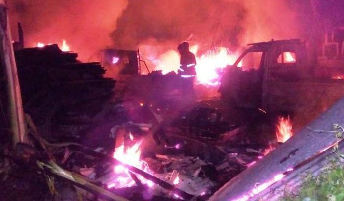 Gudang Kayu di Sidoarjo Terbakar, Dua Mobil Ikut Dilalap Si Jago Merah