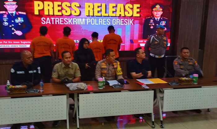Polres Gresik Tetapkan 8 Tersangka Kasus Kericuhan Suporter Gresik United Polres Gresik Tetapkan 8 Tersangka Kasus Kericuhan Suporter Gresik United