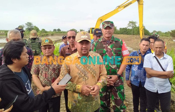 Bupati Gresik Targetkan Perbaikan Tanggul Anak Kali Lamong Rampung dalam Seminggu Bupati Gresik Targetkan Perbaikan Tanggul Anak Kali Lamong Rampung dalam Seminggu