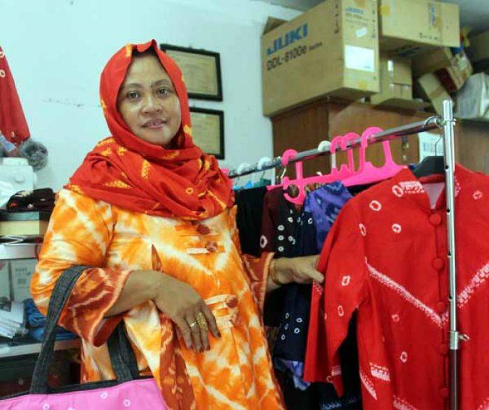 Produk Sentra Ikat Jumput Pandegiling Tak Kalah dari Batik Produk Sentra Ikat Jumput Pandegiling Tak Kalah dari Batik