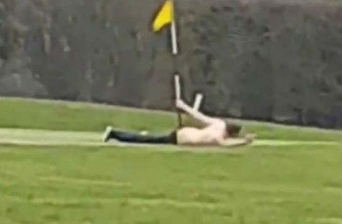 ​Super Edan! Cowok Ini Ngeseks dengan Hole di Lapangan Golf