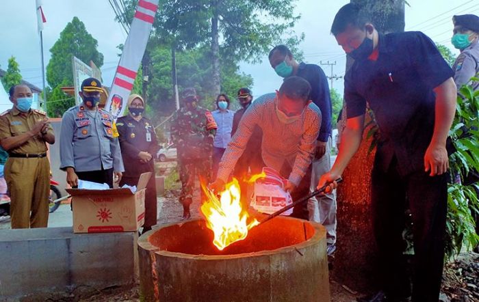 KPU Trenggalek Bakar 2.632 Surat Suara Rusak KPU Trenggalek Bakar 2.632 Surat Suara Rusak