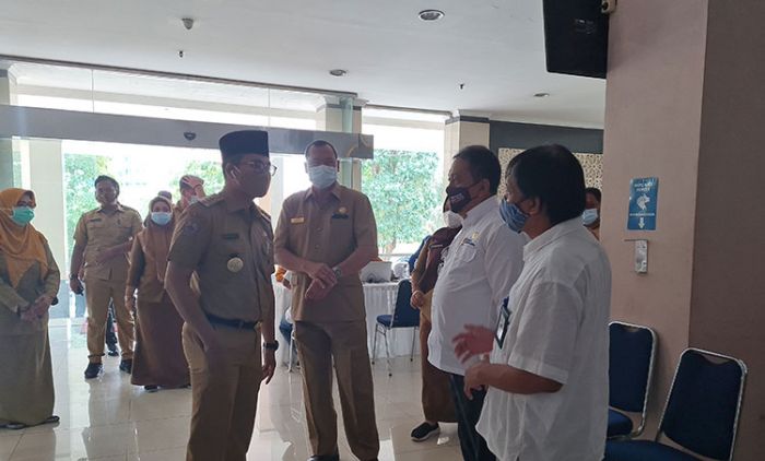Bupati Bangkalan Bersama Kadinkes Tinjau Vaksinasi Covid-19 di UTM
