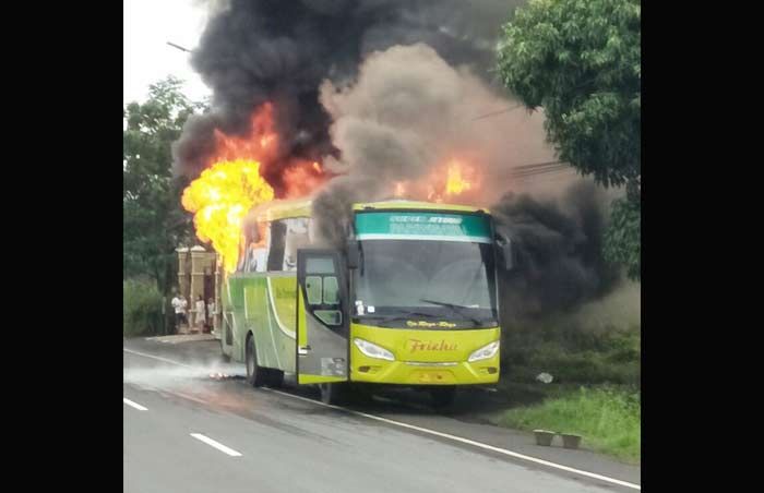 Bus Rombongan SDN Wangkal Krembung Terbakar di Sukoharjo Bus Rombongan SDN Wangkal Krembung Terbakar di Sukoharjo