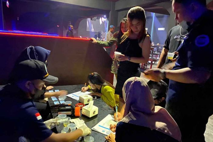 Petugas Gabungan Amankan 3 Orang saat Razia Bersih Narkoba di Tempat Karaoke Tuban Petugas Gabungan Amankan 3 Orang saat Razia Bersih Narkoba di Tempat Karaoke Tuban