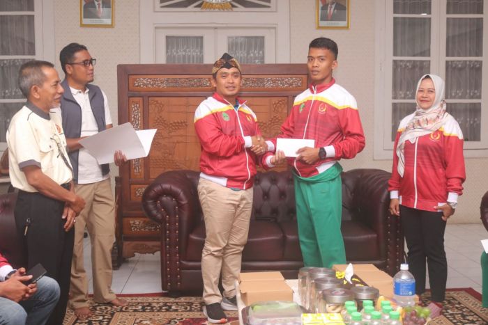 Lepas Atlet PON XXI, Wakil Wali Kota Pasuruan Siapkan Reward Jika Berprestasi Lepas Atlet PON XXI, Wakil Wali Kota Pasuruan Siapkan Reward Jika Berprestasi