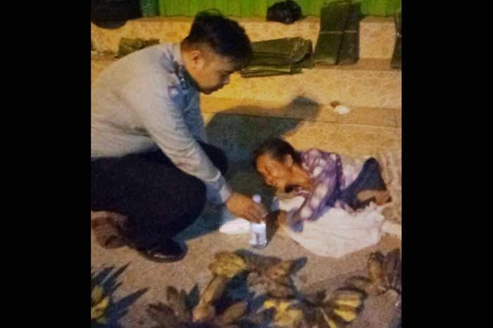 Anggota Satbinmas Polres Sampang Sahur Bersama PKL Anggota Satbinmas Polres Sampang Sahur Bersama PKL