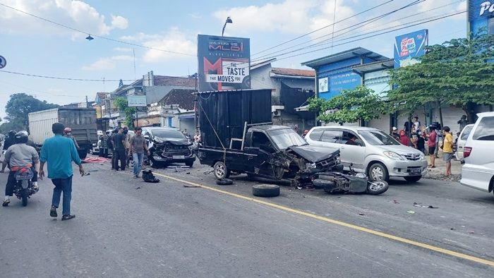 Diduga Langgar Lampu Lalin, Mobil Boks Hajar 7 Kendaraan Beruntun, 1 Pemotor Tewas Diduga Langgar Lampu Lalin, Mobil Boks Hajar 7 Kendaraan Beruntun, 1 Pemotor Tewas