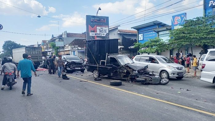 Diduga Langgar Lampu Lalin, Mobil Boks Hajar 7 Kendaraan Beruntun, 1 Pemotor Tewas