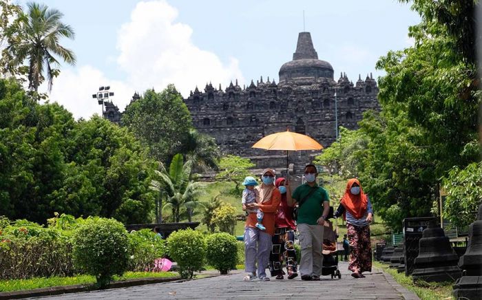 Menekan Penyebaran COVID-19 di Masa Libur Panjang Menekan Penyebaran COVID-19 di Masa Libur Panjang